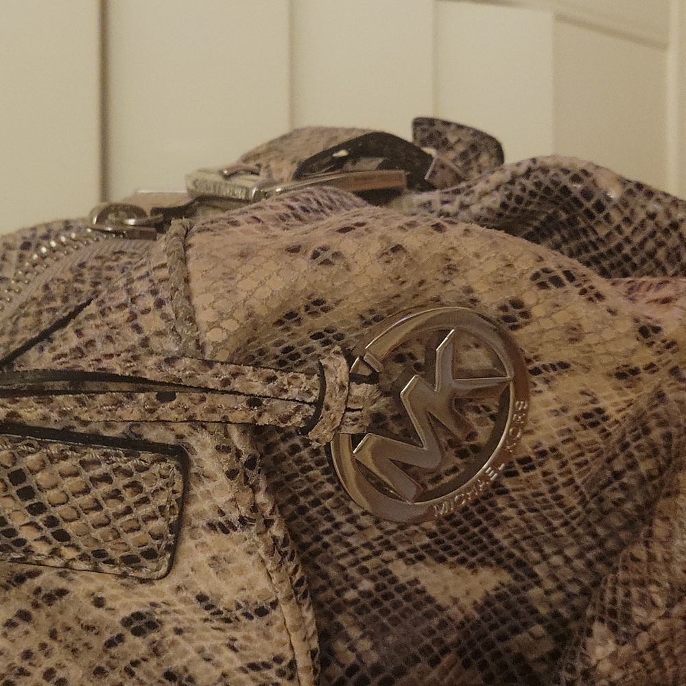 Michael Kors Heidi  Snakeskin Purse 👜 Used once !!! New condition! - Picture 2 of 7